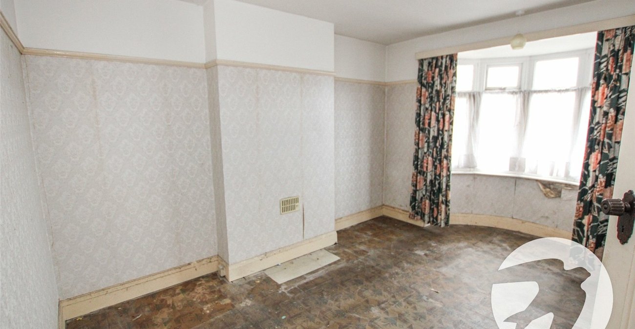 3 bedroom house for sale in London | Robinson Jackson