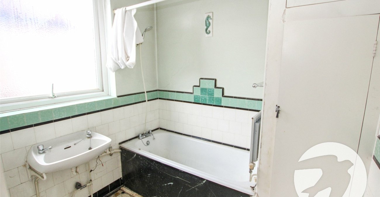 3 bedroom house for sale in London | Robinson Jackson