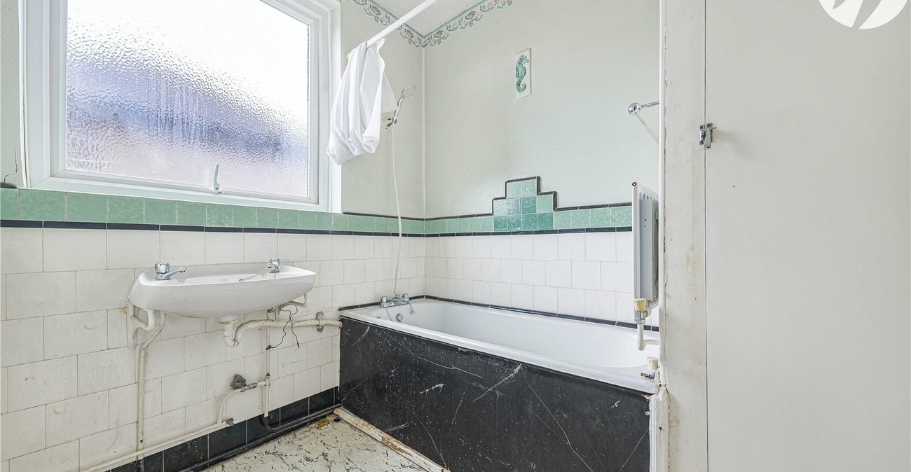 3 bedroom house for sale in London | Robinson Jackson