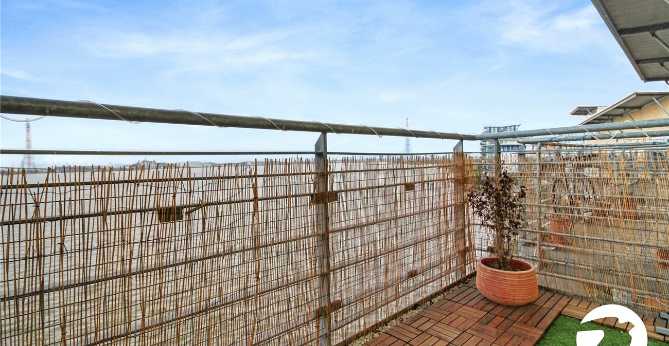 2 bedroom property for sale in Greenhithe | Robinson Jackson