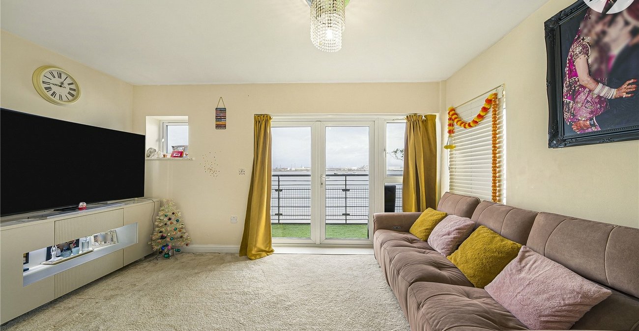 2 bedroom property for sale in Greenhithe | Robinson Jackson