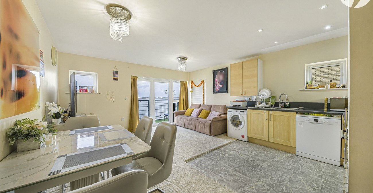 2 bedroom property for sale in Greenhithe | Robinson Jackson
