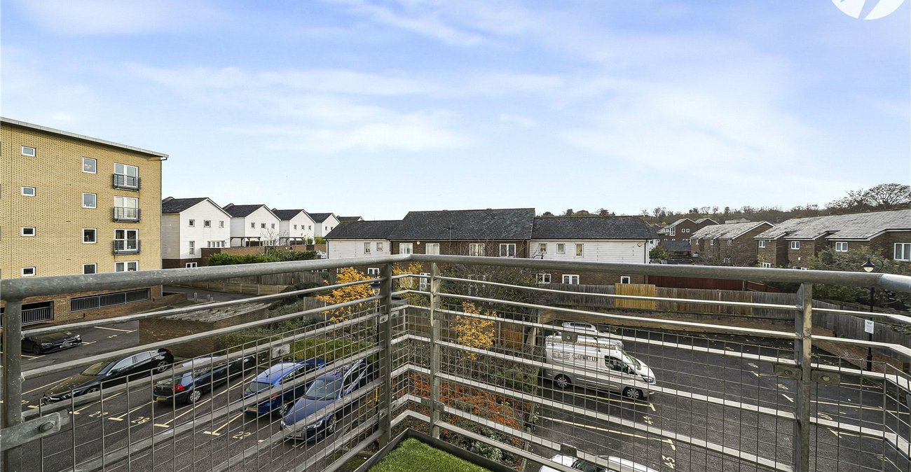 2 bedroom property for sale in Greenhithe | Robinson Jackson