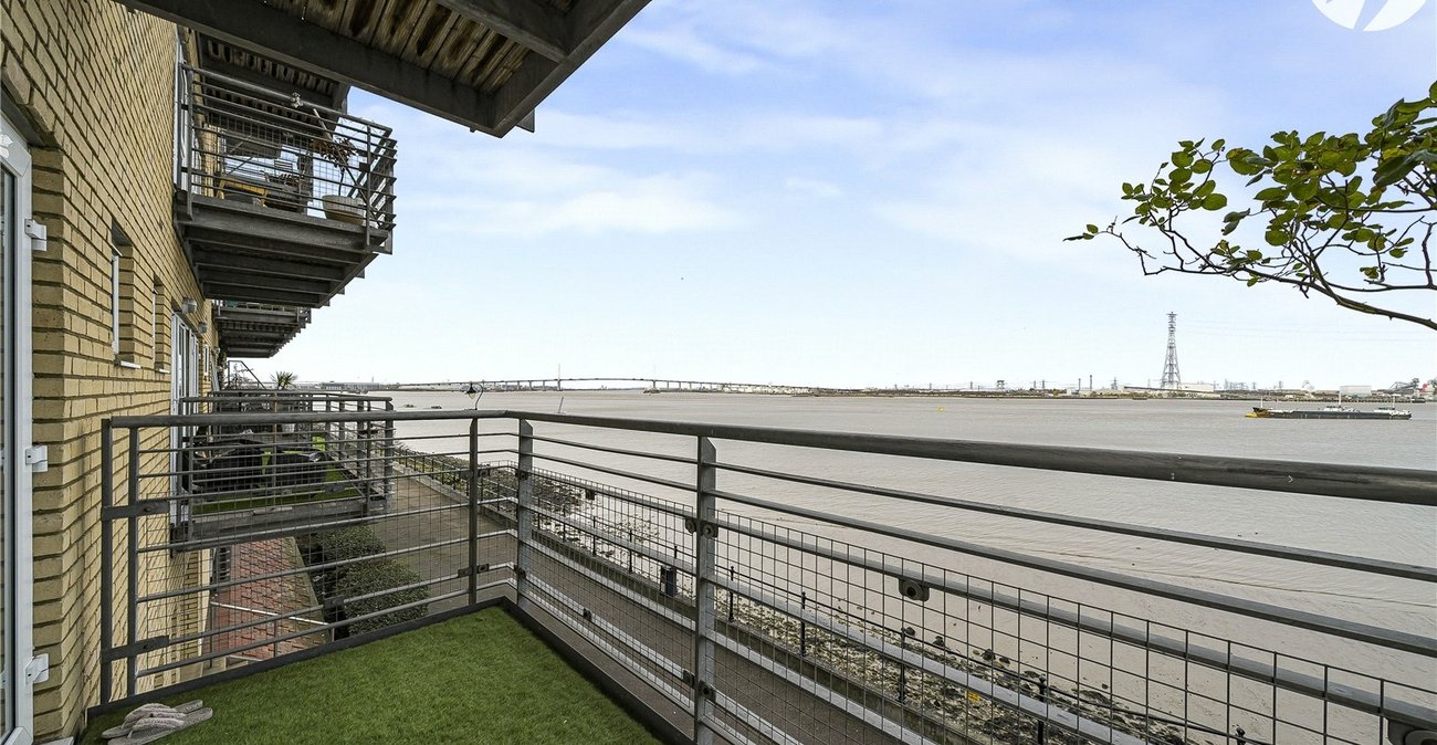 2 bedroom property for sale in Greenhithe | Robinson Jackson