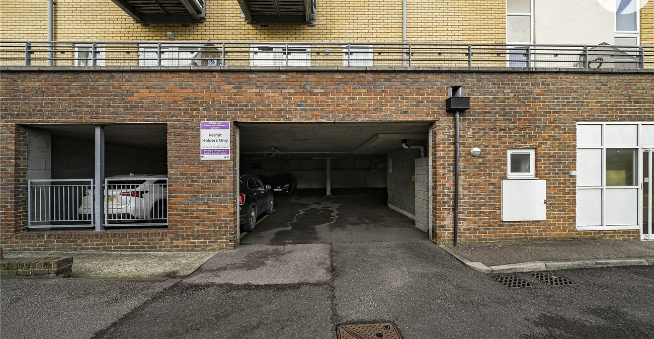 2 bedroom property for sale in Greenhithe | Robinson Jackson