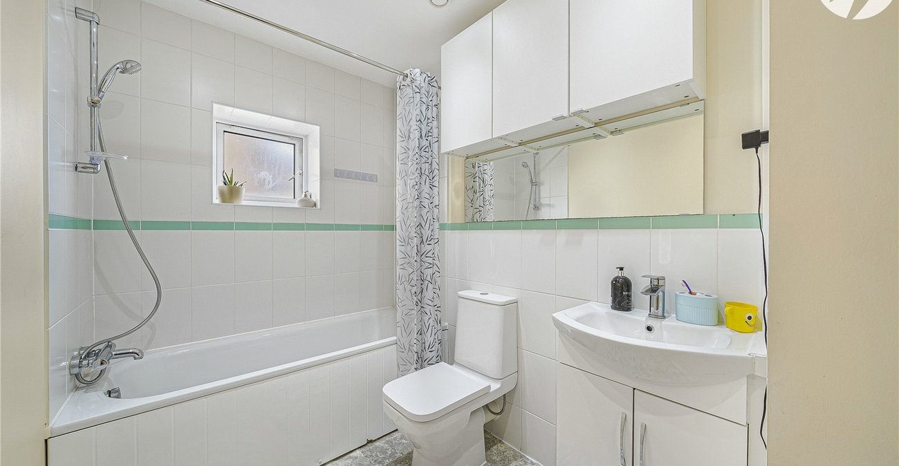 2 bedroom property for sale in Greenhithe | Robinson Jackson