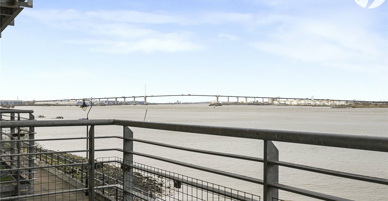 2 bedroom property for sale in Greenhithe | Robinson Jackson