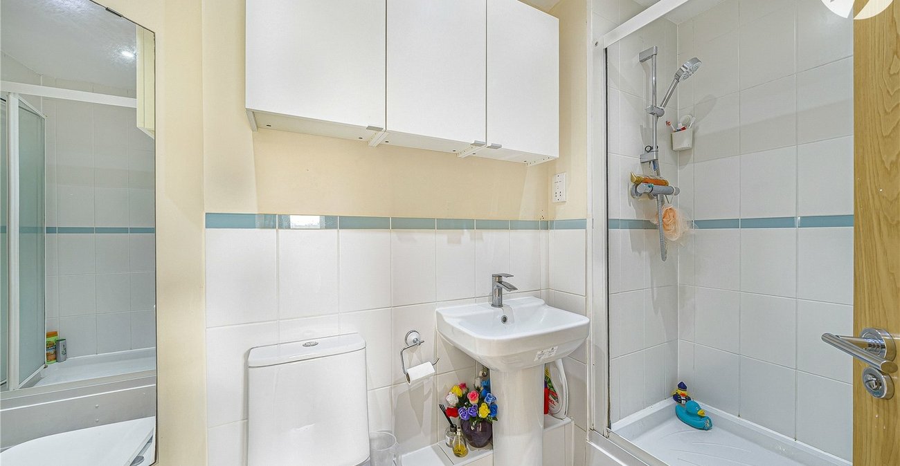 2 bedroom property for sale in Greenhithe | Robinson Jackson