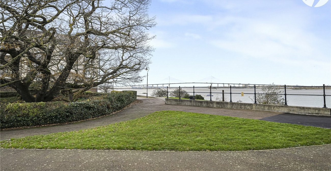 2 bedroom property for sale in Greenhithe | Robinson Jackson