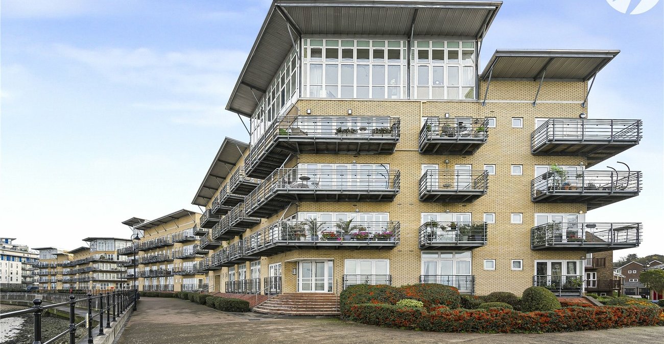 2 bedroom property for sale in Greenhithe | Robinson Jackson