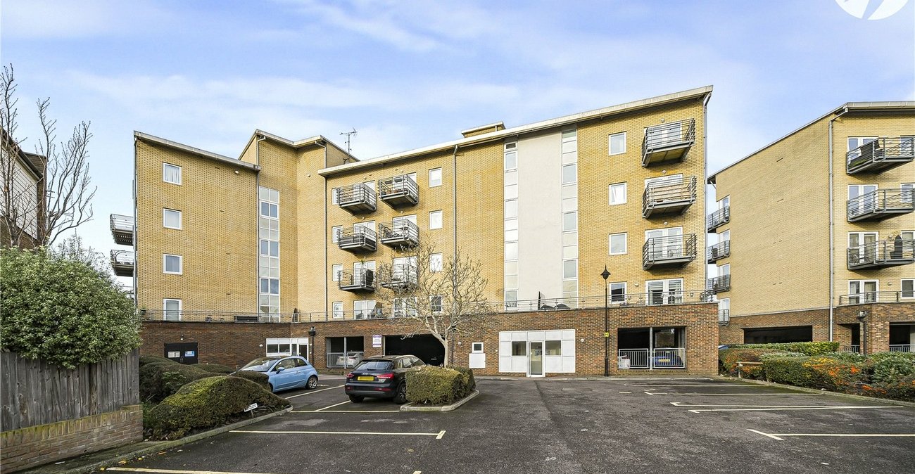 2 bedroom property for sale in Greenhithe | Robinson Jackson