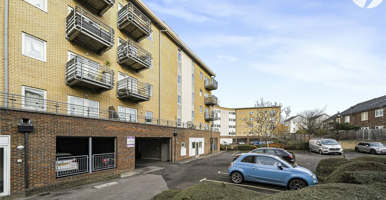 2 bedroom property for sale in Greenhithe | Robinson Jackson