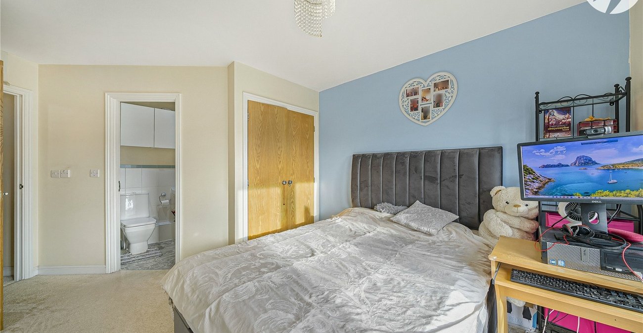 2 bedroom property for sale in Greenhithe | Robinson Jackson