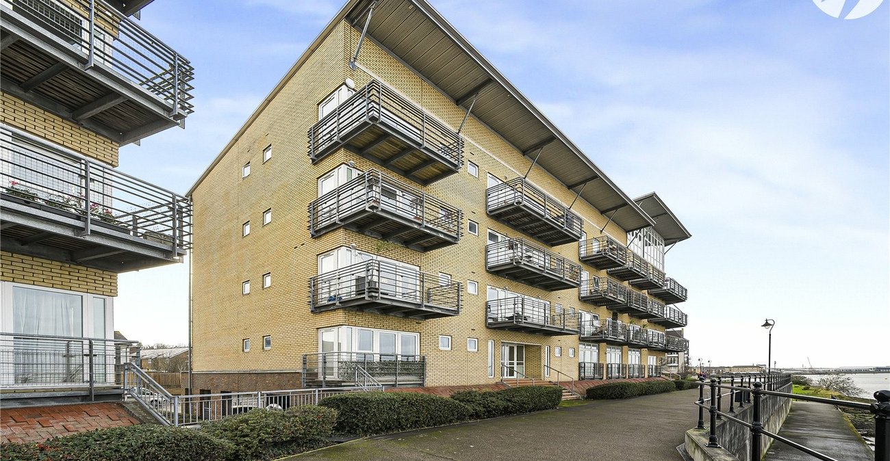 2 bedroom property for sale in Greenhithe | Robinson Jackson