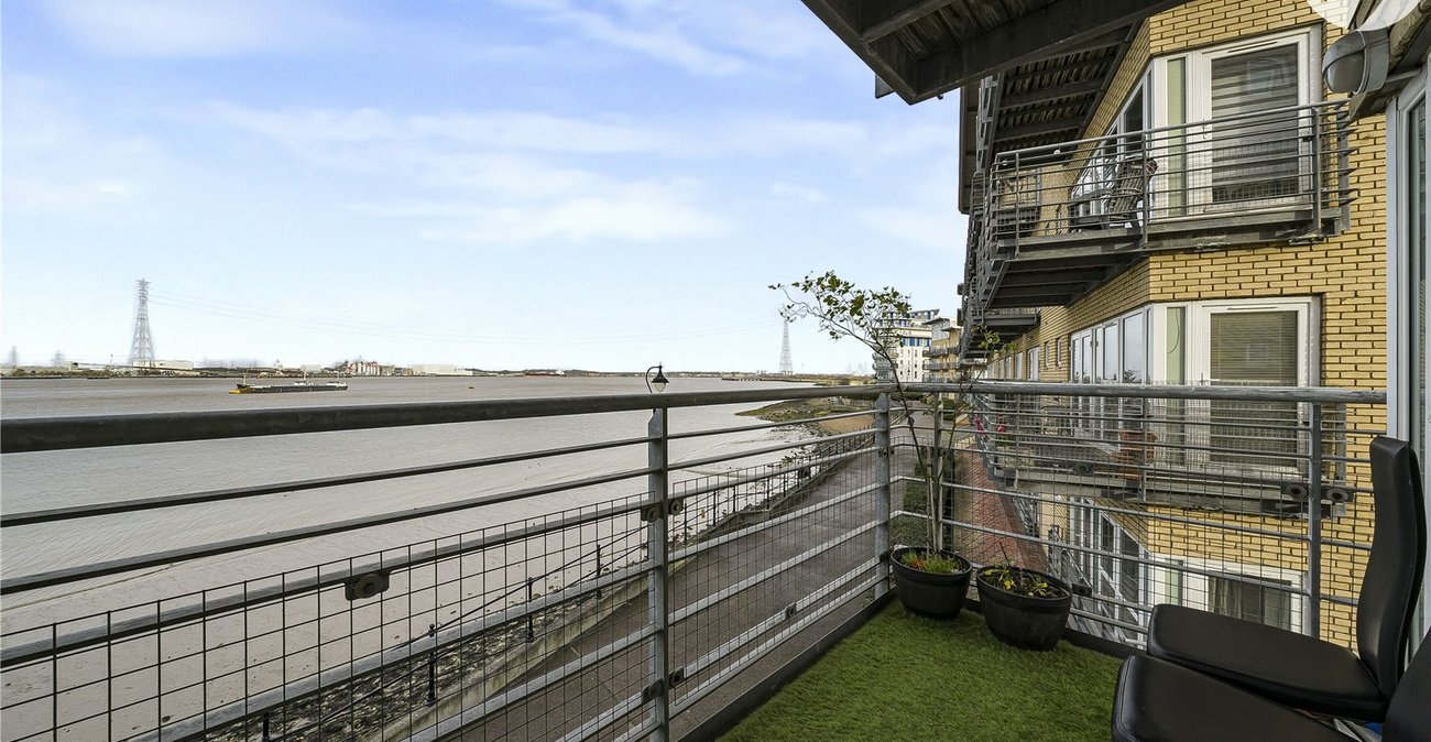 2 bedroom property for sale in Greenhithe | Robinson Jackson