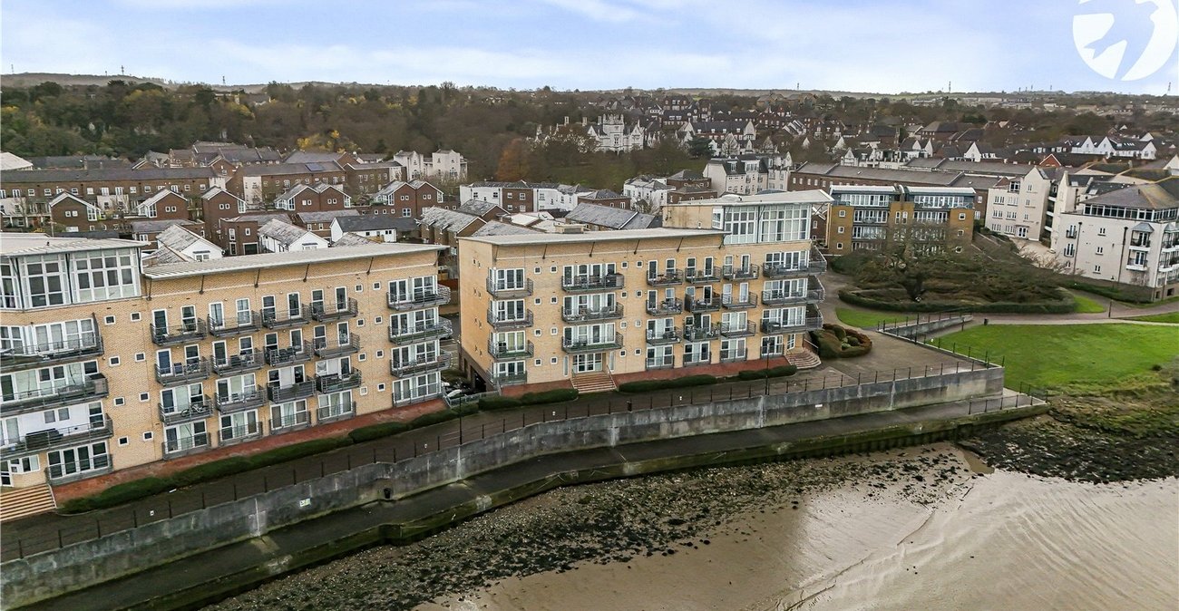2 bedroom property for sale in Greenhithe | Robinson Jackson