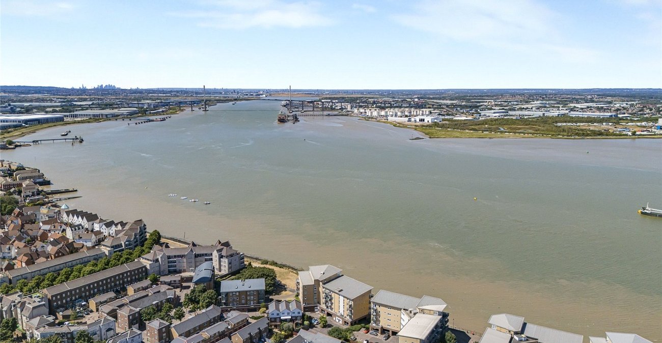 2 bedroom property for sale in Greenhithe | Robinson Jackson