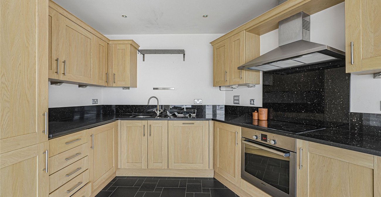 2 bedroom property for sale in Greenhithe | Robinson Jackson