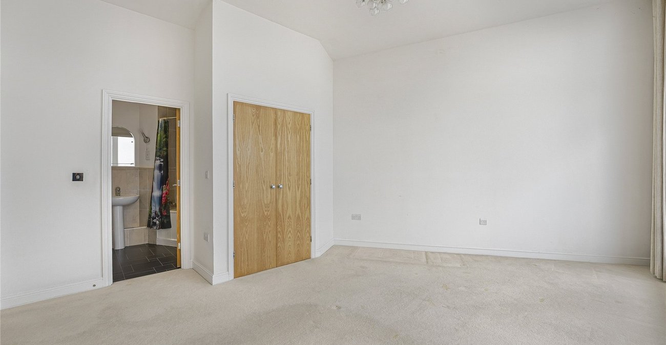 2 bedroom property for sale in Greenhithe | Robinson Jackson