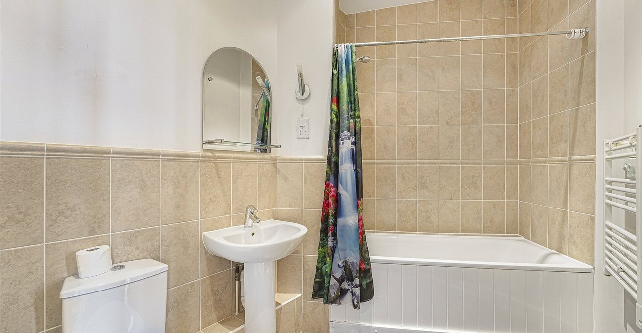 2 bedroom property for sale in Greenhithe | Robinson Jackson