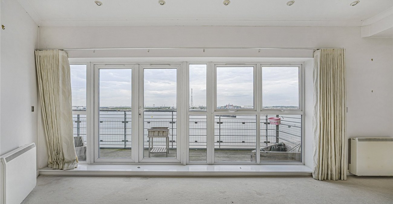 2 bedroom property for sale in Greenhithe | Robinson Jackson