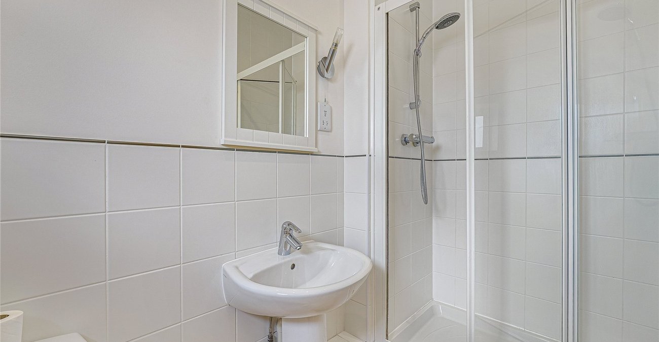 2 bedroom property for sale in Greenhithe | Robinson Jackson