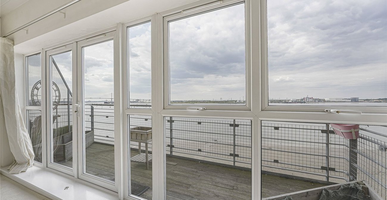 2 bedroom property for sale in Greenhithe | Robinson Jackson
