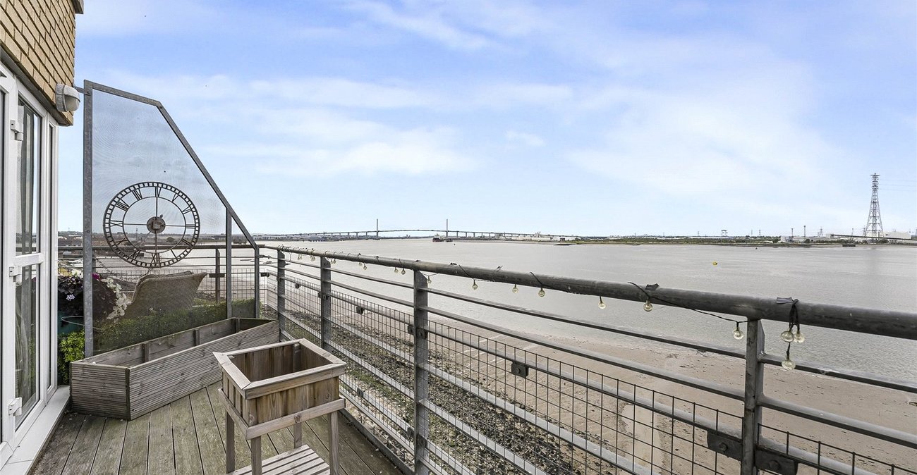 2 bedroom property for sale in Greenhithe | Robinson Jackson