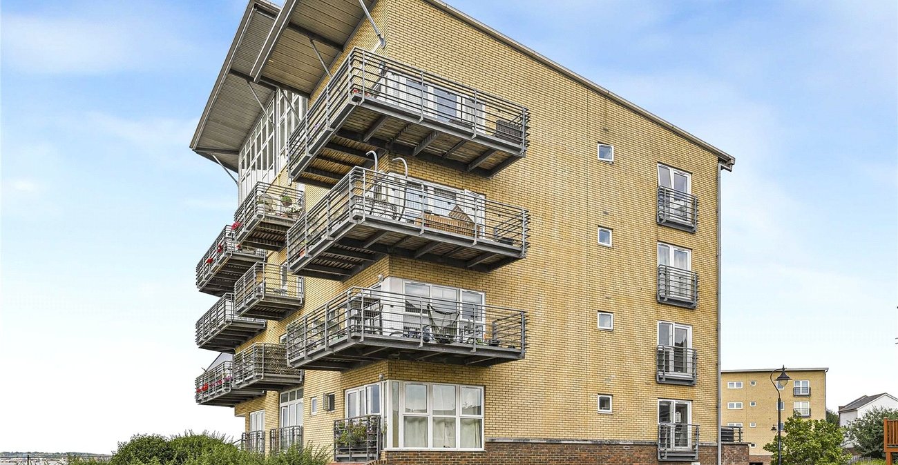2 bedroom property for sale in Greenhithe | Robinson Jackson