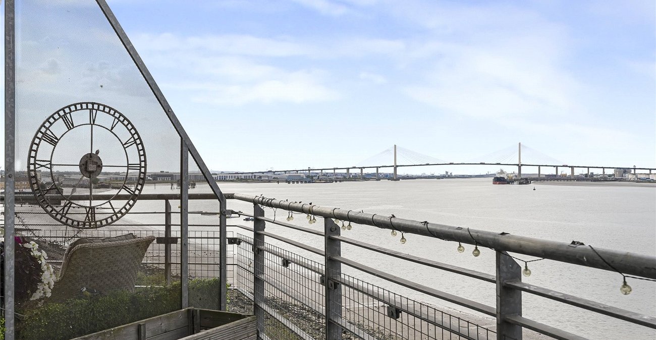 2 bedroom property for sale in Greenhithe | Robinson Jackson