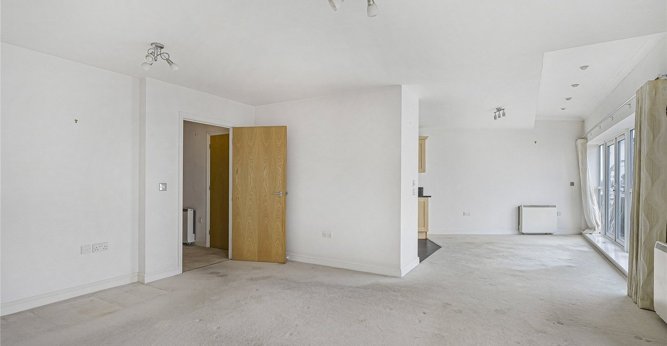 2 bedroom property for sale in Greenhithe | Robinson Jackson
