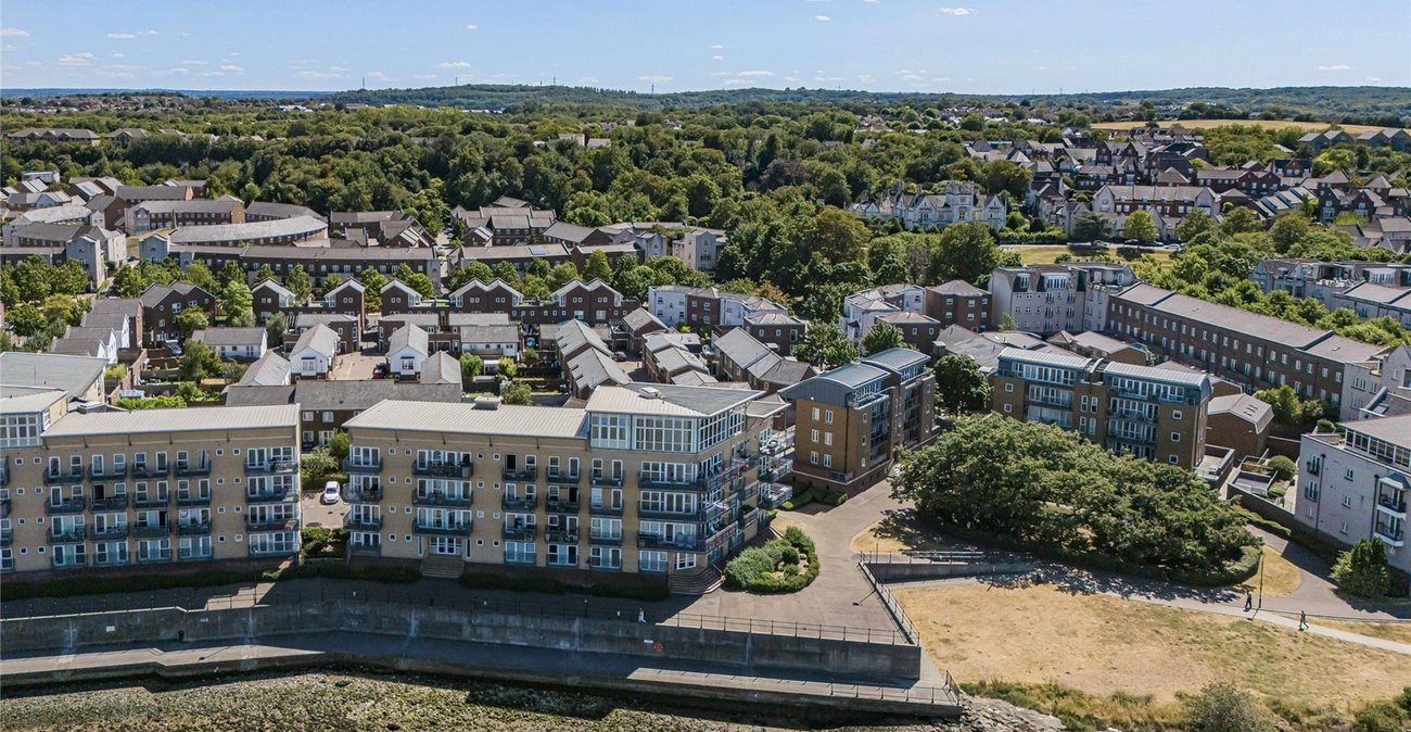 2 bedroom property for sale in Greenhithe | Robinson Jackson