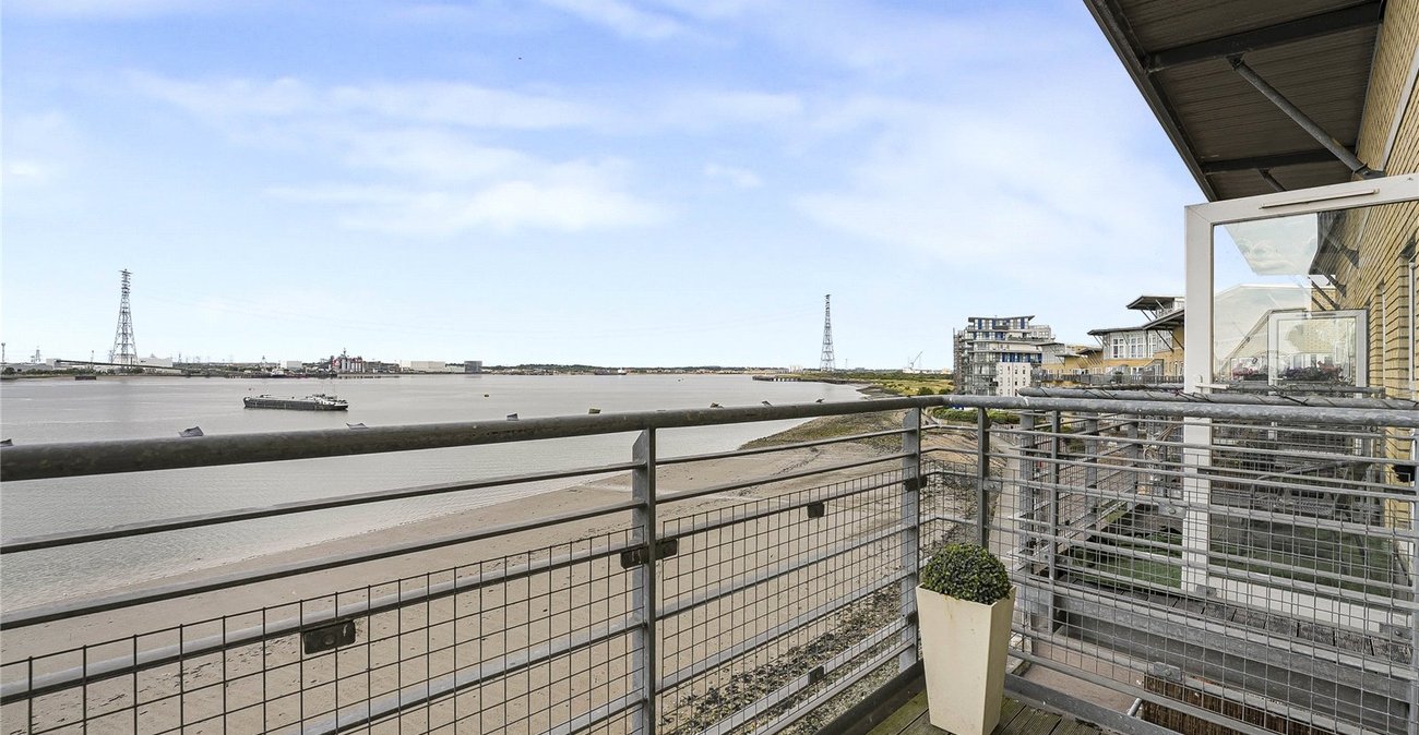 2 bedroom property for sale in Greenhithe | Robinson Jackson