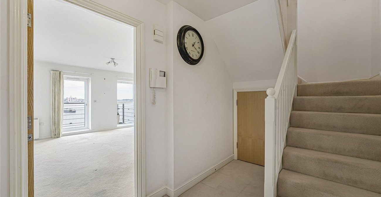 2 bedroom property for sale in Greenhithe | Robinson Jackson