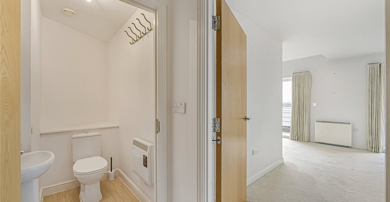 2 bedroom property for sale in Greenhithe | Robinson Jackson
