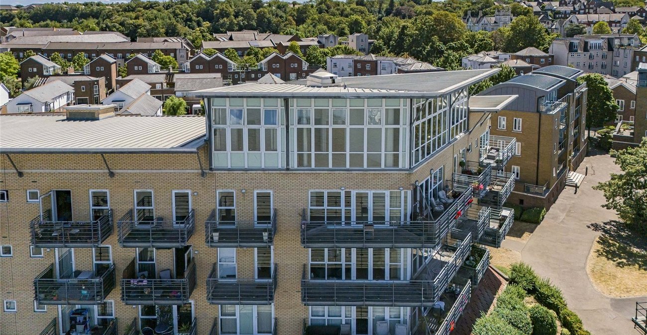 2 bedroom property for sale in Greenhithe | Robinson Jackson