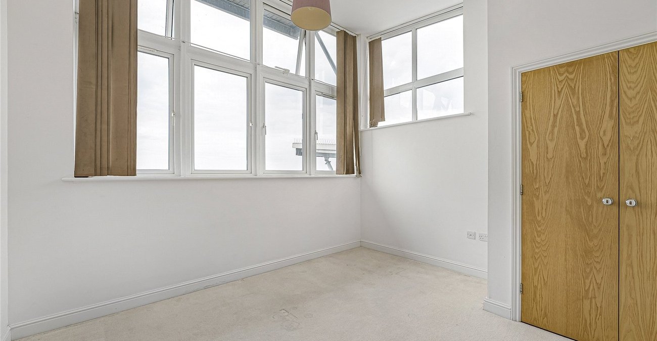 2 bedroom property for sale in Greenhithe | Robinson Jackson