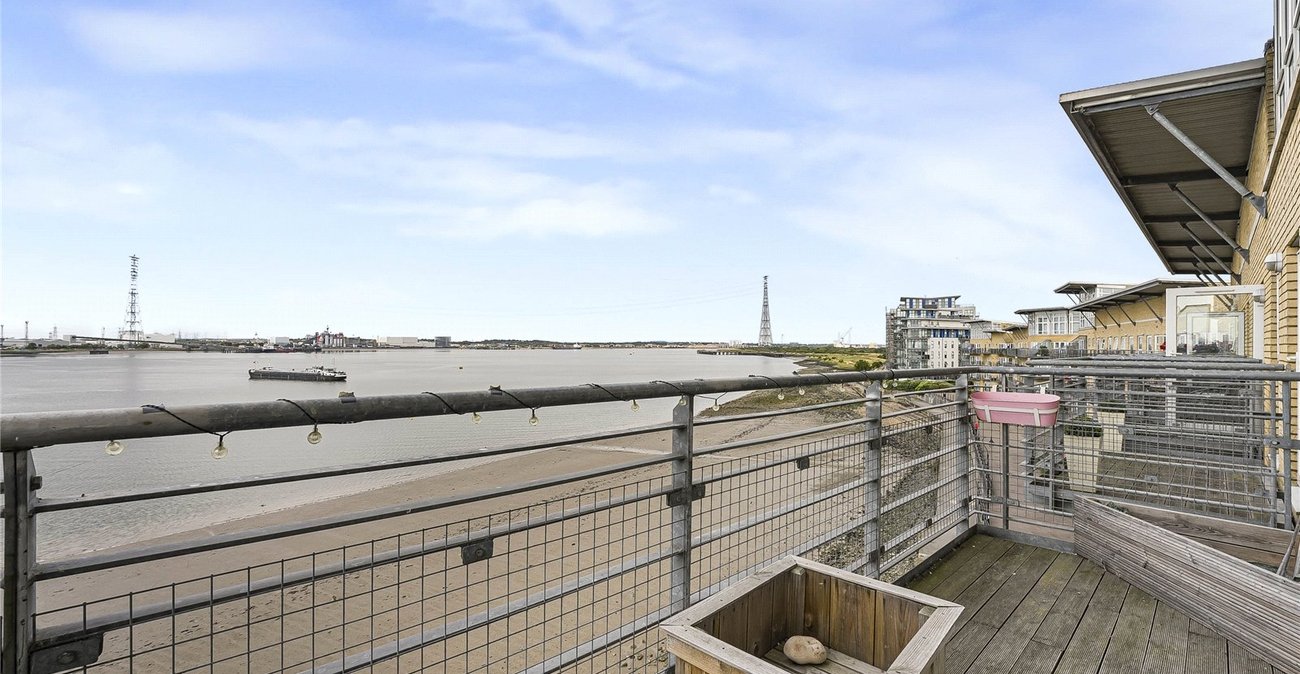 2 bedroom property for sale in Greenhithe | Robinson Jackson