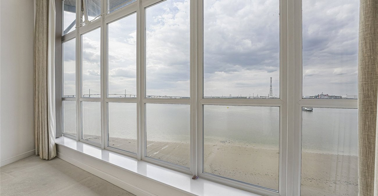 2 bedroom property for sale in Greenhithe | Robinson Jackson
