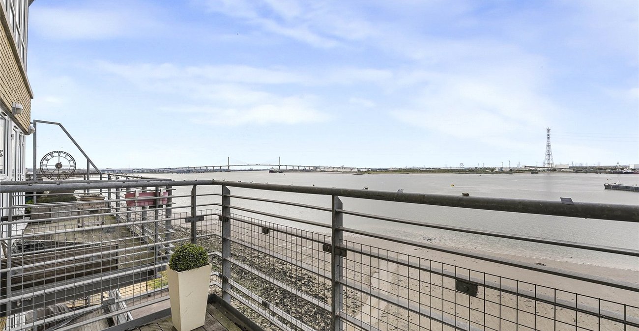 2 bedroom property for sale in Greenhithe | Robinson Jackson
