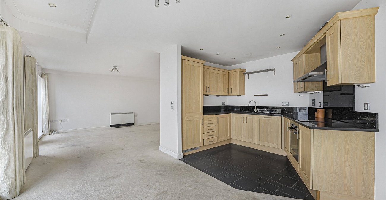 2 bedroom property for sale in Greenhithe | Robinson Jackson
