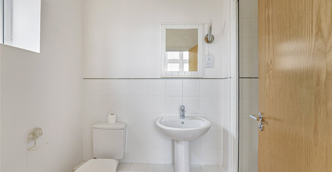 2 bedroom property for sale in Greenhithe | Robinson Jackson