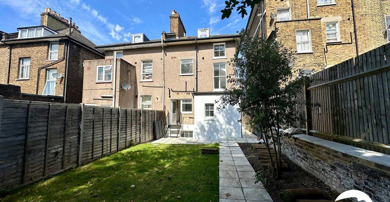 2 bedroom property for sale in London | Robinson Jackson