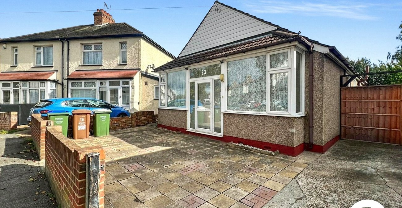 3 bedroom bungalow for sale in Erith | Robinson Jackson