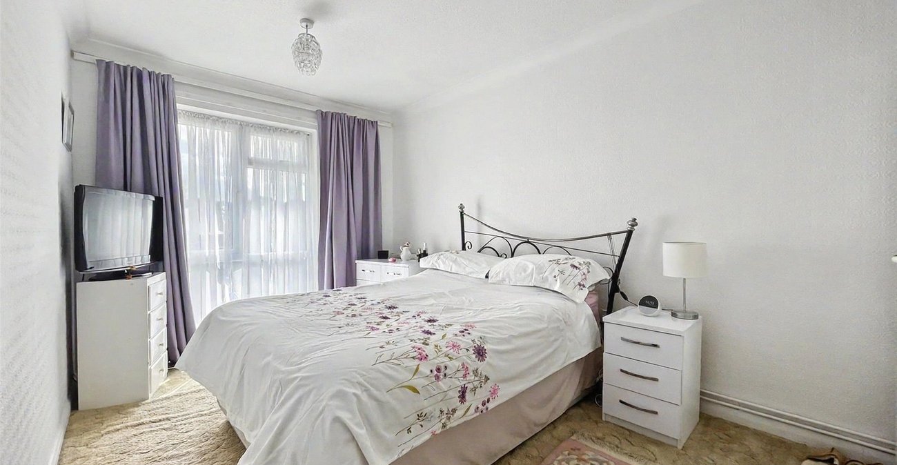 2 bedroom bungalow for sale in Rainham | Robinson Michael & Jackson