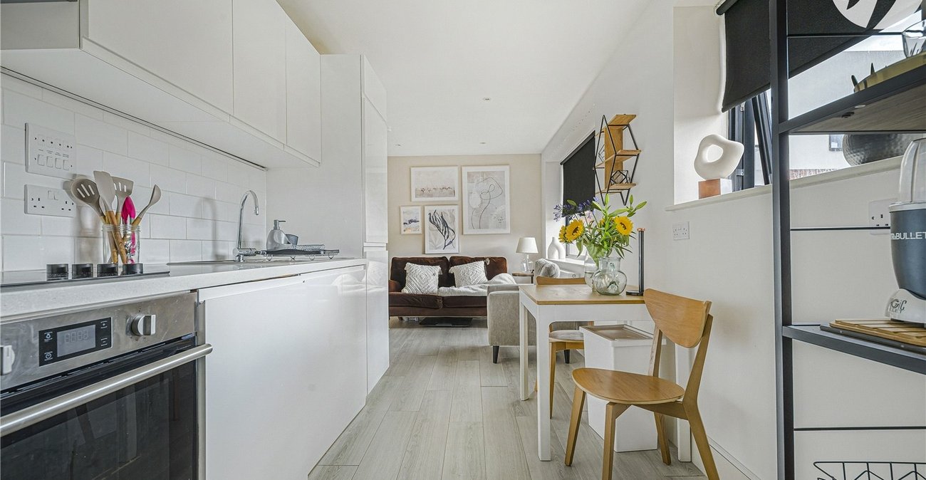 2 bedroom property for sale in London | Robinson Jackson