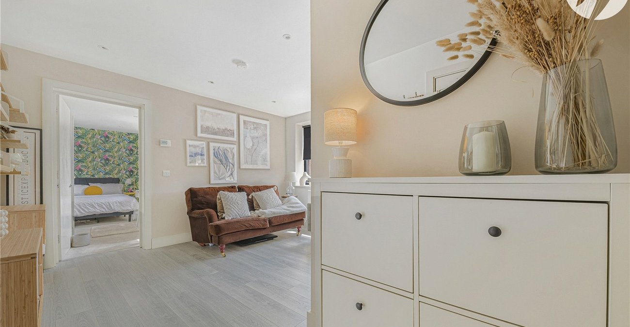 2 bedroom property for sale in London | Robinson Jackson