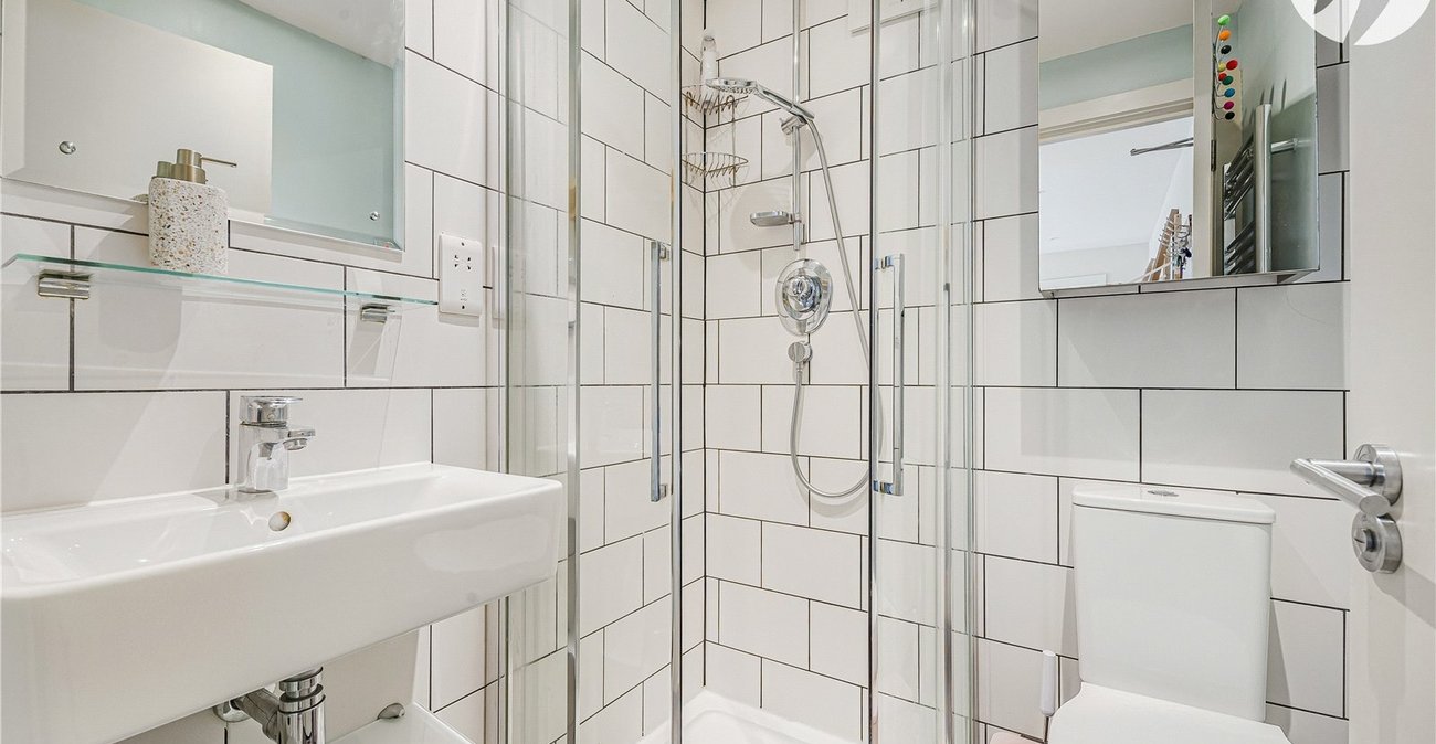 2 bedroom property for sale in London | Robinson Jackson