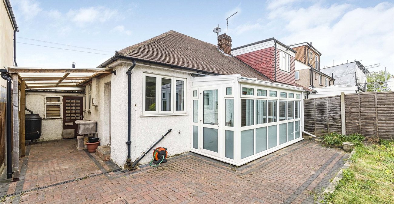 2 bedroom bungalow for sale in London | Robinson Jackson
