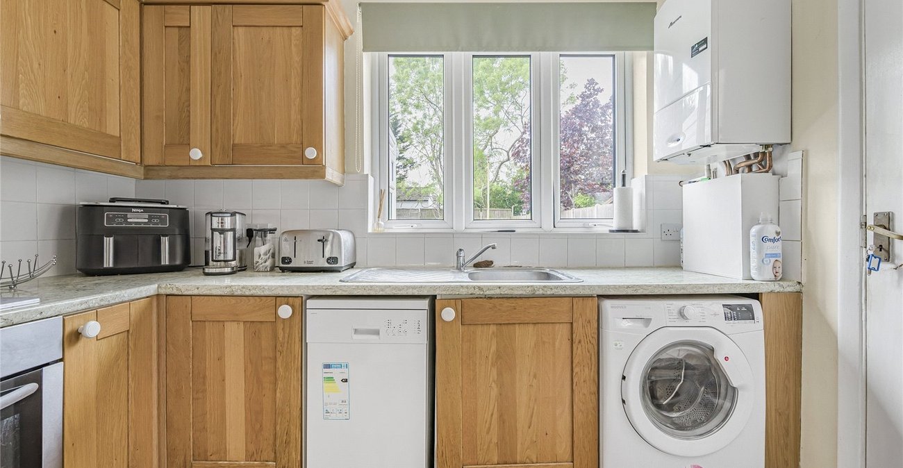 2 bedroom bungalow for sale in London | Robinson Jackson